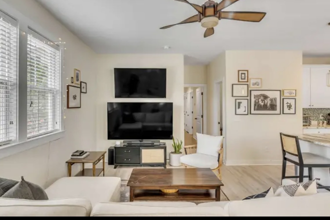 Living room - 3bd/2.5bath downtown Duplex