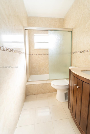 One master bedroom for rent_ Private bathroom and shower. Water electricity, and internet included.  Shared Living room, Kitchen & backyard - 1 Master Bedroom for Rent  ,  close to campus and Coconut Metro Station, and Brickell. House