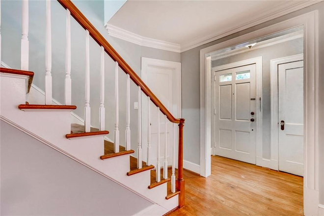 Entry Way - Well-maintained House for Rent Close to Emory Clinic and Campus