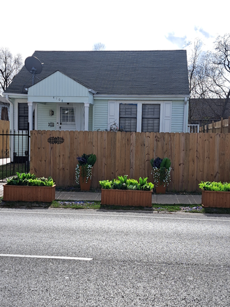 Front Exterior of home - Crystal Blue 2bed 1 bath Hardwood floors fully fenced central location off- House