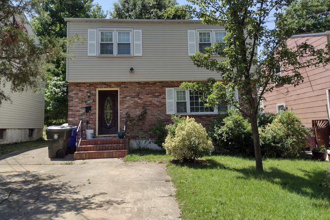 Front of House - 4 Bed / 2.5 Bath House - Walking Distance to Campus (7 mins)