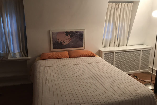 Queen Sized Bed - PEACEFUL STUDY HOUSE: All utilities included. Private furnished rooms.