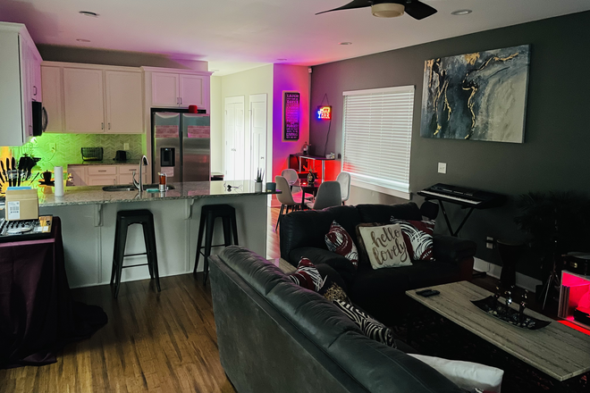 living room - Furnished Bedrooms in House Near Germantown