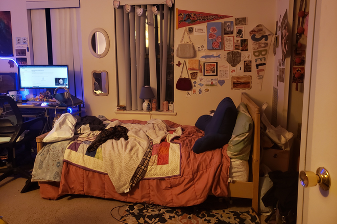 Bed spot for the new roommate - Looking for woman roommate Apartments