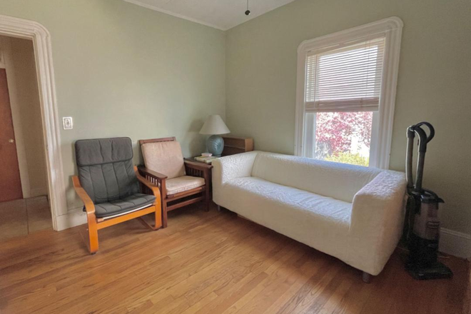 living room - Graduate students looking for roommates in furnished 5BR/2BA Apt near Union Sq, Harvard,MIT, MGH