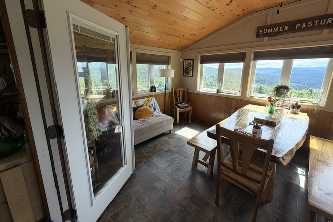 dining room - Furnished 2BR House - 6 Min to VLGS - 1 Gbps Fiber, W/D, Dog-Friendly
