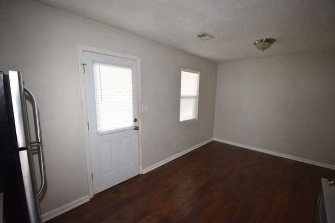 eat-in kitchen/dining - Renovated Pet Friendly Single Family Home