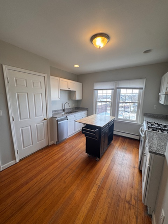 kitchen - 2 to 3 bed near Miriam Hospital Apartments