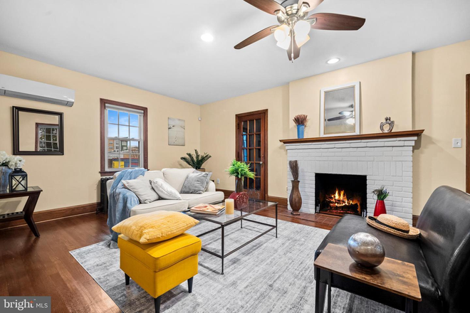 Living room - 5 Bedroom Group House - Great Yard, Deck, and Spacious Interior