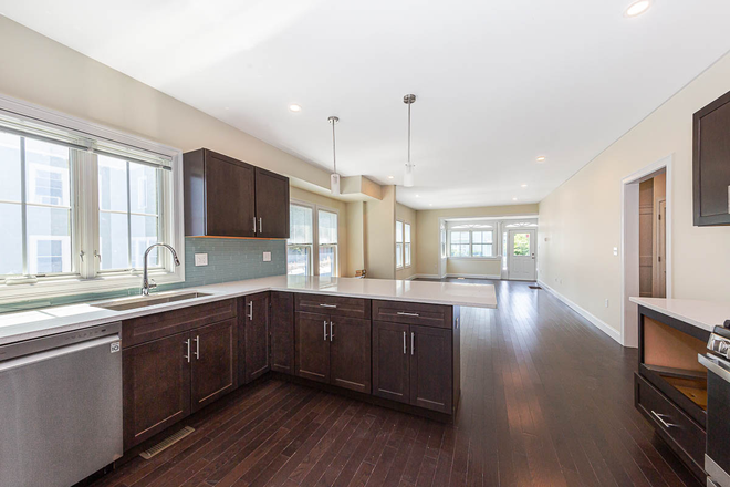 - - Luxury Single-Family Near Tufts – 6 Beds + Multiple Suites House