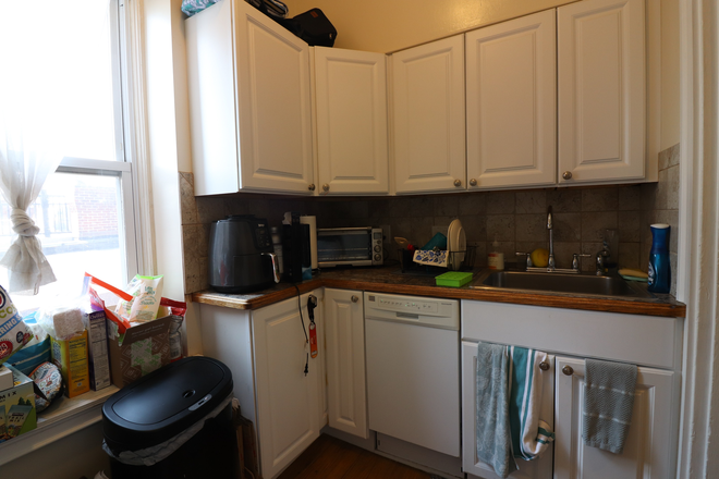 kitchen - Spacious Coolidge Corner 2 bed with parking for rent - NO FEE! Apartments