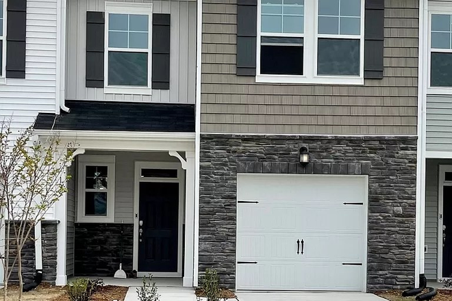 House Front - 1 Rooms for Rent within 3 Bedroom 2.5 Baths Townhouse