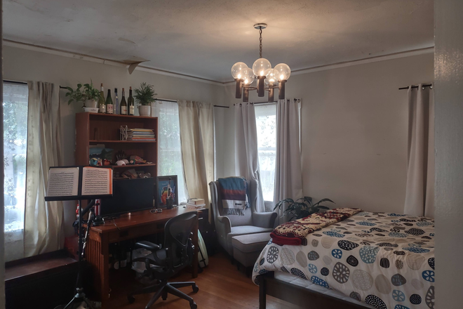 Bedroom - Spacious master bedroom near campus, Berkeley Bowl, BART