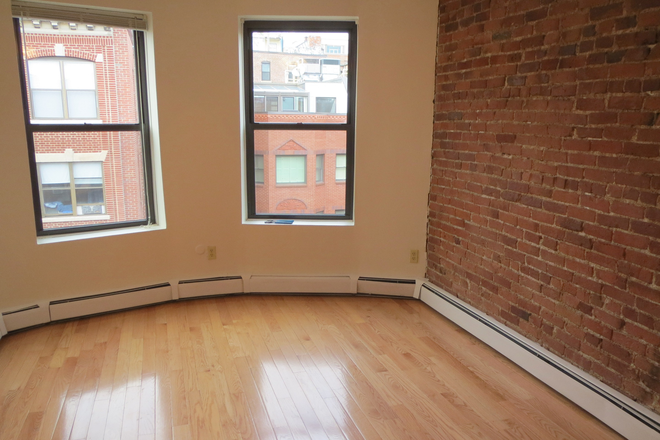 Call/text 602-317-9877 for a showing. - Jan 2026 / Penthouse 1BR With Exposed Brick / Front-Facing Bay Windows / Look at Pics!