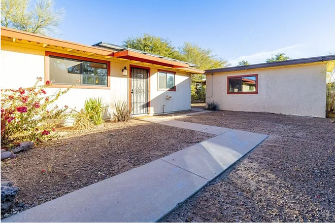 From front gate - Quiet secure 2/1 rear unit of duplex in excellent condition central location