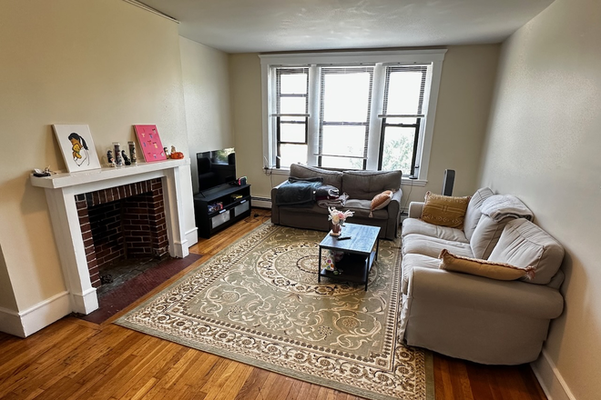 living room - Large 4 bed with private deck - NO FEE! Apartments