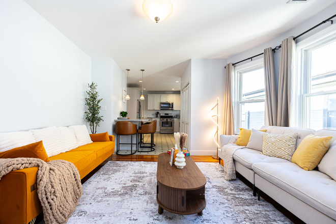 Living room - 4 Bed/1 Bath Apt Near Tufts | Fully Furnished, In-Unit Laundry, Central Heat/AC
