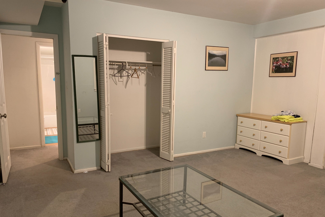 Large Bedroom. Quiet. - LARGE ROOM IN LUXURIOUS NEIGHBORHOOD House