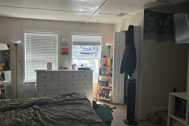 Bedroom 2 - House with pool 3 blocks from campus!!!