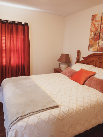Bedroom 2 queen bed, dresser, nightstand, and lamps - Fully Furnished Cozy 2 Bedroom House (Utilities included)