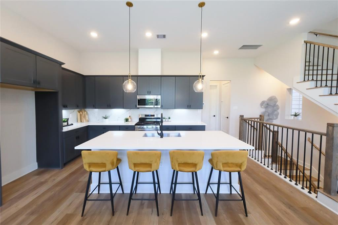 Kitchen - 3BD 3BTH Townhouse Downtown Views