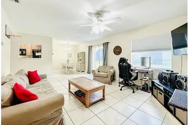 living area - Windmill Point Apartments