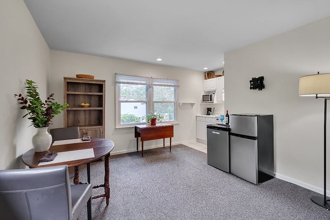 Natural light - Studio Apt above garage in safe, quiet  neighborhood 1.5 miles to hospital and campus