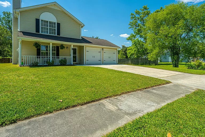 Front of house - 3 bed, 3 bath home in Fairway Oaks, Shadowmoss, fireplace, deck, hardwood fl, stainless steel appl