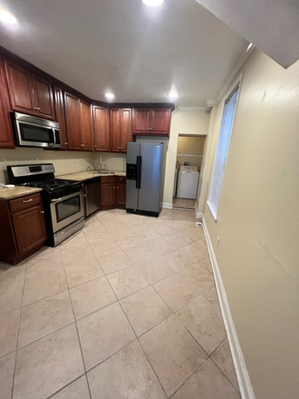 Kitchen - Charming 4-Bedroom Apartment near Temple