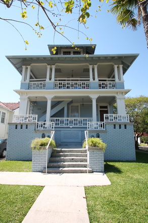front of building - 4 Bedroom 3 Bathroom home close to campus