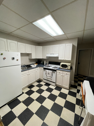 kitchen - Big 2 bed, laundry in building, close to trains and buses Apartments