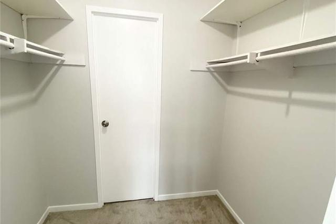 Walk in wardrobe - I bedroom in a spacious 3 bedroom maisonette.