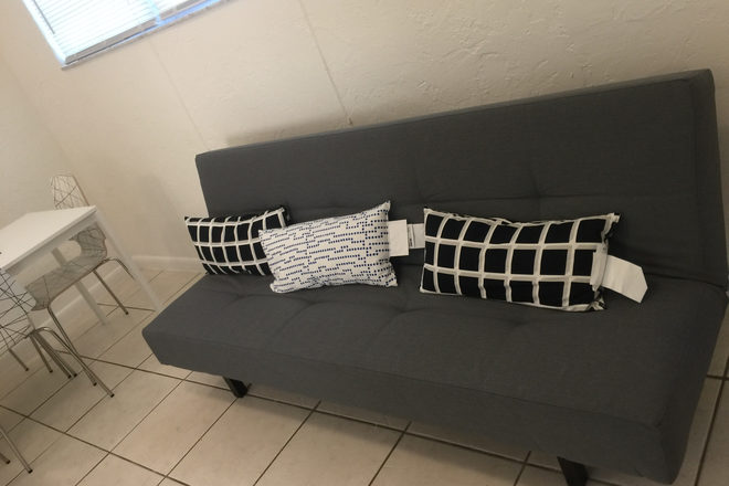 Living - Private Apartments- Walk to Campus