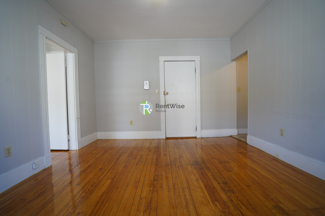 1 - AVAIL NOW-Fantastic Comm Ave 1 bed, H/HW inc, Cat ok. No Broker Fee! Apartments
