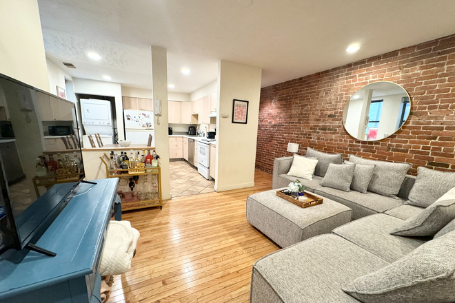 Call NOW for showings! 617-236-8600 - GAINSBOROUGH ST - LRG MODERN 3BR/1BA AVAIL *9/1/2026* W/ IN UNIT LNDRY, DW, EIK, EXP BRICK, A/C! Condo