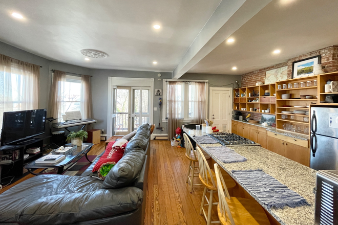 18 Sunset St - No Fee - Beautiful 4 Beds / 1 Bath on Sunset St - Sept 1 Apartments
