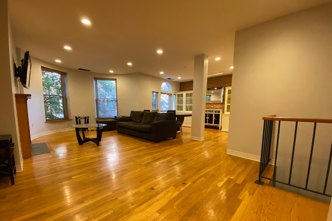 1 - Large 2 bedroom on Gainsborough with two floors, and Air conditioning