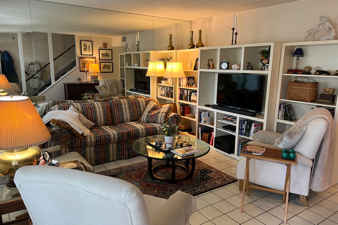 Living Room - Quiet Fully Furnished 2 bedroom Townhouse 20 minutes from LSU