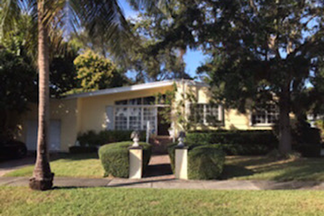 Front of house.  Parking in front of unit. - Beautiful 3/2 house near UM for rent