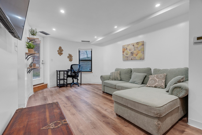 1 - LARGE 1 bed on Gainsborough St with HUGE PRIVATE PATIO. Pet friendly!
