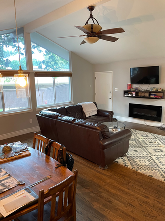 Living room - 4 bedroom house w (2 bedroom needing to be filled)