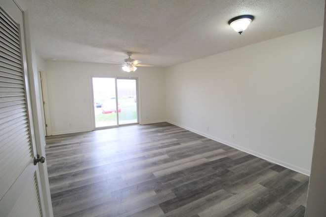 Living Room - 3 bed / 3 bath unfurnished loft condo for rent! Now Pre-leasing for the 2026/2027 school year