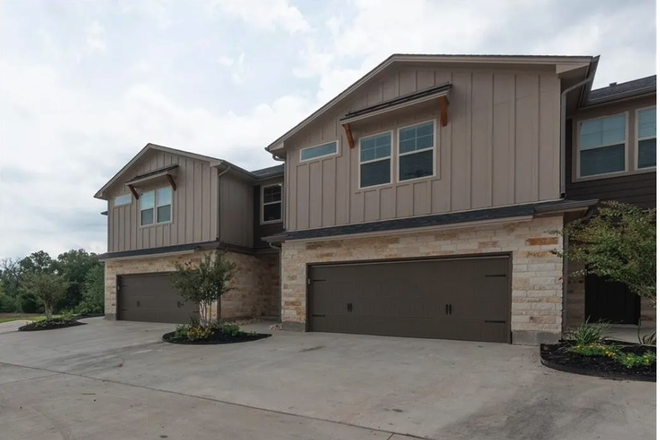 Garage - Townhome close to campus