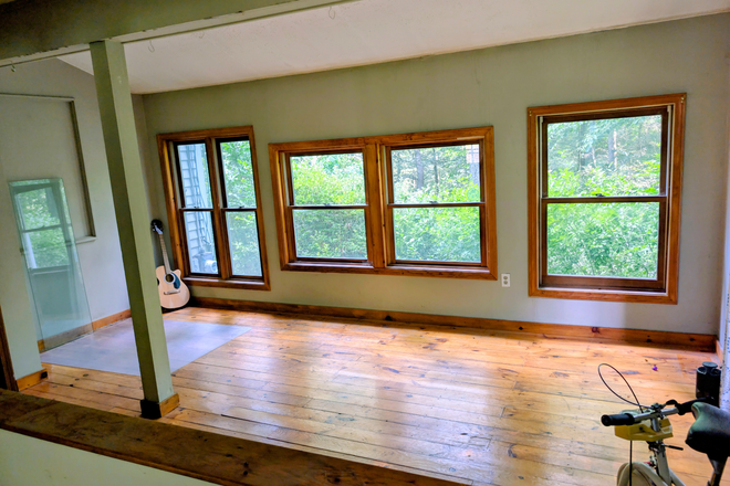 south facing sun room open to the kitchen - Large spacious 2 bedroom First floor in country home in Pelham 10+- minutes to u mass