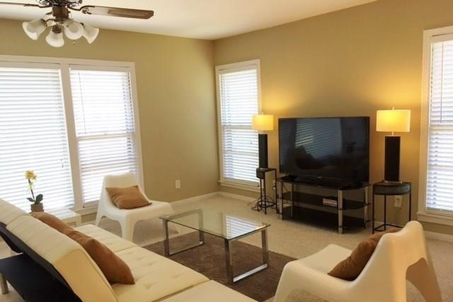Living room - Sheridan St. 5 minutes Walking or Biking Distance to RICE University Campus