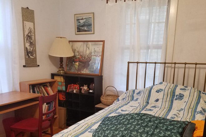 bedroom - Charming cozy house in Arlington close to campus
