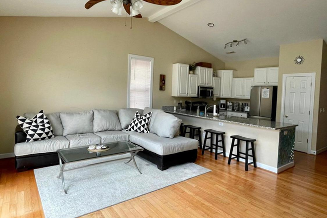 Living - 3 bedroom, FURNISHED, walking distance from UNCW campus! Townhome