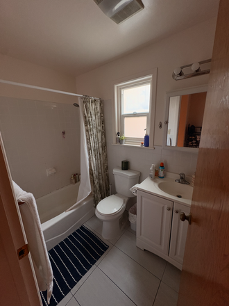 bathroom - Room in Spacious Inner Richmond Apt Close to Campus