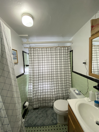 Hub Realty - Spacious one bedroom, ground level, parking available for rent Apartments