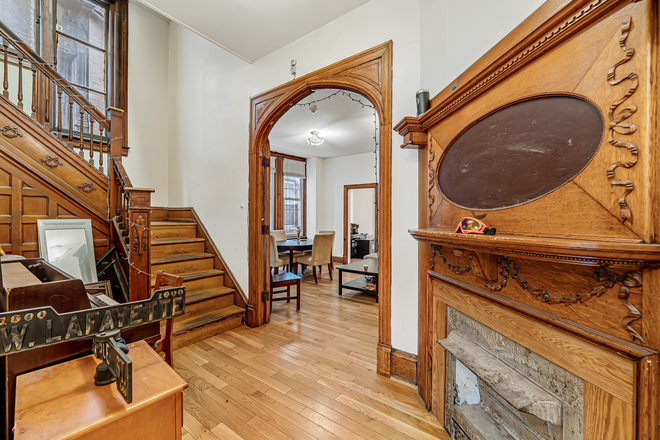 foyer - 4011 Pine St: 7bed Townhome by Penn